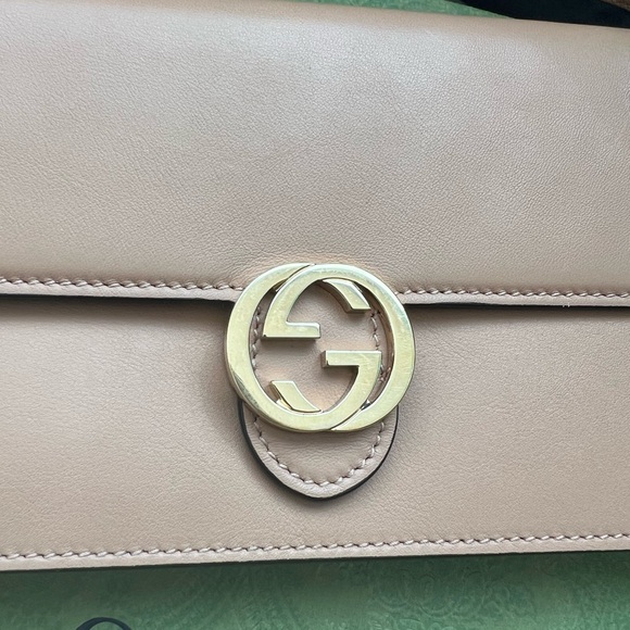 Sold. Gucci Icon Camelia wallet on chain - Picture 3 of 16